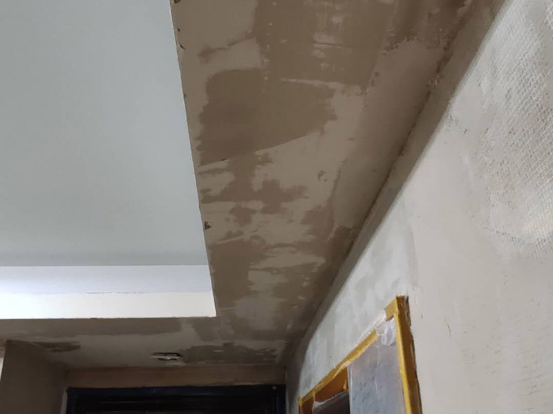 墻面改造翻新：在舊墻面上重新刷乳膠漆之前，一般先要對舊墻上的油污、浮灰、空鼓或裂紋等做處理，清除浮灰，鏟除起砂翹皮等部位，對油污的部位，應(yīng)先將原有涂層鏟除，不能鏟除應(yīng)徹底清洗干凈，墻面清理完畢，在用膩?zhàn)优蝺傻馈?盡量用較細(xì)的砂紙，通常質(zhì)地較松軟的膩?zhàn)佑?00-500號的砂紙，質(zhì)地較硬的用360-400號為佳，假如砂紙?zhí)值脑挄粝潞苌畹纳昂?，刷漆是掩蓋不掉的。打磨結(jié)束必定。上完底漆后，可以明顯看到膩?zhàn)哟蚰ネ戤吅筮€留有一些坑眼，這時候就需要修補(bǔ)了，修補(bǔ)時一定要打磨平整，再用稍微多加一點(diǎn)水的底漆刷一遍，以免刷面漆的時候因?yàn)榕c其它墻面吃水量不同而有色差。上面漆時要選擇好的滾筒，注意滾筒的毛不要太短，但一定要細(xì)，漆不要加過量的水，過量的水會影響漆膜厚度、手感和硬度。涂刷的時候要注意墻角、每滾中間接茬部分和收漆方向，確保刷出來的漆膜手感細(xì)膩。 乳膠漆涂刷完以后4個小時就會干燥，但干燥的漆膜還沒有達(dá)到必定的硬度，這就要護(hù)理，很簡單，7-10天以內(nèi)不要有擦拭或任何觸摸墻面的行為即可。