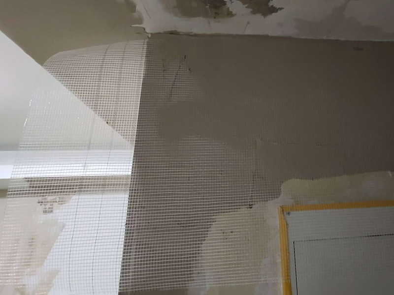 墻面改造翻新：在舊墻面上重新刷乳膠漆之前，一般先要對舊墻上的油污、浮灰、空鼓或裂紋等做處理，清除浮灰，鏟除起砂翹皮等部位，對油污的部位，應(yīng)先將原有涂層鏟除，不能鏟除應(yīng)徹底清洗干凈，墻面清理完畢，在用膩?zhàn)优蝺傻馈?盡量用較細(xì)的砂紙，通常質(zhì)地較松軟的膩?zhàn)佑?00-500號的砂紙，質(zhì)地較硬的用360-400號為佳，假如砂紙?zhí)值脑挄粝潞苌畹纳昂?，刷漆是掩蓋不掉的。打磨結(jié)束必定。上完底漆后，可以明顯看到膩?zhàn)哟蚰ネ戤吅筮€留有一些坑眼，這時候就需要修補(bǔ)了，修補(bǔ)時一定要打磨平整，再用稍微多加一點(diǎn)水的底漆刷一遍，以免刷面漆的時候因?yàn)榕c其它墻面吃水量不同而有色差。上面漆時要選擇好的滾筒，注意滾筒的毛不要太短，但一定要細(xì)，漆不要加過量的水，過量的水會影響漆膜厚度、手感和硬度。涂刷的時候要注意墻角、每滾中間接茬部分和收漆方向，確保刷出來的漆膜手感細(xì)膩。 乳膠漆涂刷完以后4個小時就會干燥，但干燥的漆膜還沒有達(dá)到必定的硬度，這就要護(hù)理，很簡單，7-10天以內(nèi)不要有擦拭或任何觸摸墻面的行為即可。