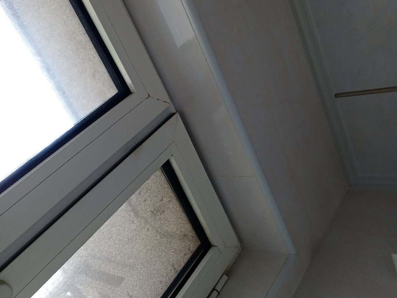 瓷磚局部修補(bǔ)：墻地面的瓷磚出現(xiàn)少量的局部空鼓，如在不影響櫥柜、鏡柜、花灑和熱水器等家具家電安裝穩(wěn)固的情況下，可以不予處理，但若是對(duì)安裝和日常生活造成影響，建議把這局部的瓷磚敲掉重新鋪貼。 建議拆下來(lái)重新鋪貼，此時(shí)鋪貼使用的粘合劑尤為重要，若瓷磚面積較小，可以用益膠泥，它比水泥粘著性更強(qiáng);單塊瓷磚粘貼在平坦平面上，可以使用瓷磚膠/瓷磚粘貼劑，若是小面積范圍的多片瓷磚，建議使用益膠泥比使用水泥更為恰當(dāng)。 若沙漿連同瓷磚一起掉落，要先在原基礎(chǔ)面上輕輕鑿些毛坑后，再拌有107膠的沙漿重新鑲貼，在基礎(chǔ)面上刷一層后將脫落的瓷磚壓上去，直至沙漿硬化。需要注意的是，若瓷磚僅是局部脫落，千萬(wàn)不可用力敲打基礎(chǔ)面上的沙漿，以防震松周圍原本牢固的瓷磚。