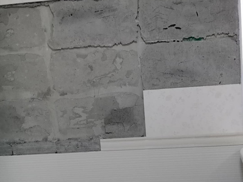 瓷磚局部修補(bǔ)：墻地面的瓷磚出現(xiàn)少量的局部空鼓，如在不影響櫥柜、鏡柜、花灑和熱水器等家具家電安裝穩(wěn)固的情況下，可以不予處理，但若是對(duì)安裝和日常生活造成影響，建議把這局部的瓷磚敲掉重新鋪貼。 建議拆下來(lái)重新鋪貼，此時(shí)鋪貼使用的粘合劑尤為重要，若瓷磚面積較小，可以用益膠泥，它比水泥粘著性更強(qiáng);單塊瓷磚粘貼在平坦平面上，可以使用瓷磚膠/瓷磚粘貼劑，若是小面積范圍的多片瓷磚，建議使用益膠泥比使用水泥更為恰當(dāng)。 若沙漿連同瓷磚一起掉落，要先在原基礎(chǔ)面上輕輕鑿些毛坑后，再拌有107膠的沙漿重新鑲貼，在基礎(chǔ)面上刷一層后將脫落的瓷磚壓上去，直至沙漿硬化。需要注意的是，若瓷磚僅是局部脫落，千萬(wàn)不可用力敲打基礎(chǔ)面上的沙漿，以防震松周圍原本牢固的瓷磚。