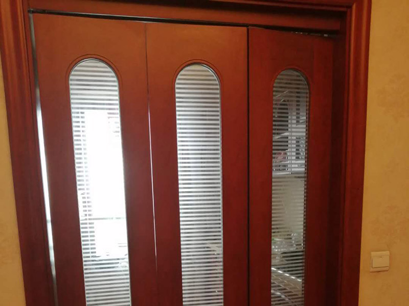 合頁推拉門維修：1、取一個邊框和下封，用固定螺絲固定 2、把固定好的邊框放置地上，然后把移門板排列在邊框上面 3、取另外一根邊框卡入排列好的移門板上，用螺絲固定下封和邊框 4、卡入上封，用螺絲固定，同時固定好上滑 5、上下螺絲都固定好后，用牽引螺絲把下滑固定在下封內，完成安裝 6、注意：安裝下滑的時候，滑彈片是往里的。