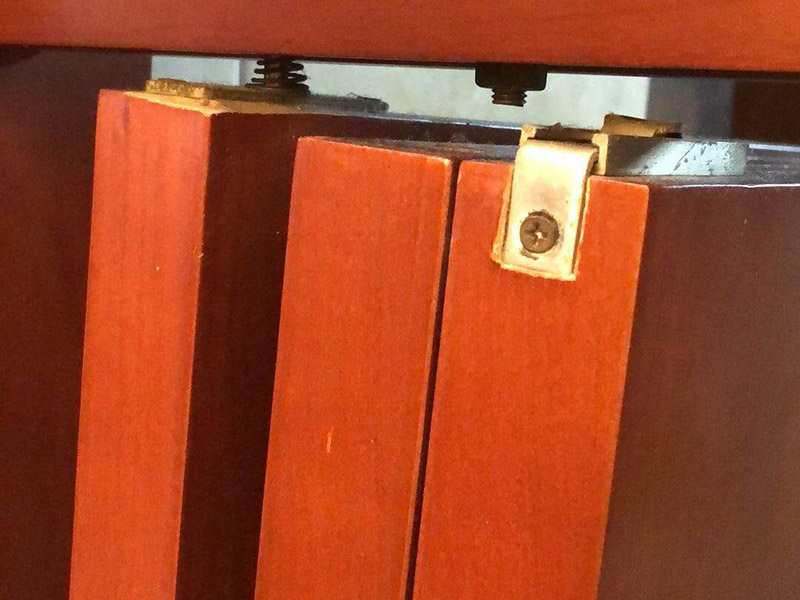 合頁推拉門維修：1、取一個邊框和下封，用固定螺絲固定 2、把固定好的邊框放置地上，然后把移門板排列在邊框上面 3、取另外一根邊框卡入排列好的移門板上，用螺絲固定下封和邊框 4、卡入上封，用螺絲固定，同時固定好上滑 5、上下螺絲都固定好后，用牽引螺絲把下滑固定在下封內，完成安裝 6、注意：安裝下滑的時候，滑彈片是往里的。