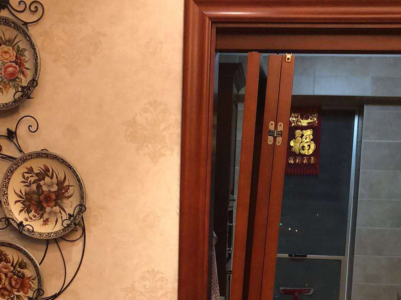 合頁推拉門維修：1、取一個邊框和下封，用固定螺絲固定 2、把固定好的邊框放置地上，然后把移門板排列在邊框上面 3、取另外一根邊框卡入排列好的移門板上，用螺絲固定下封和邊框 4、卡入上封，用螺絲固定，同時固定好上滑 5、上下螺絲都固定好后，用牽引螺絲把下滑固定在下封內，完成安裝 6、注意：安裝下滑的時候，滑彈片是往里的。