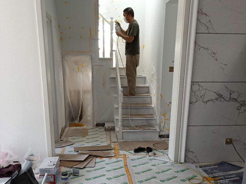 樓梯改色維修：木樓梯刷漆流程也是比較簡單的,我覺得還是很不錯的,先用砂布打磨一遍,然后清除灰塵、刷底漆、打磨、刷面漆。每刷一遍漆以后,都要用砂布打磨,最后的一遍油漆不要打磨的。