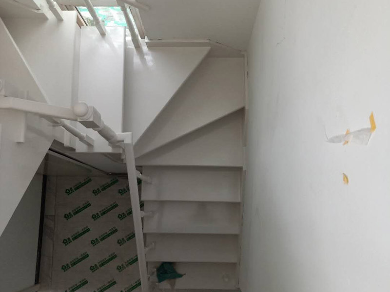 樓梯改色維修：木樓梯刷漆流程也是比較簡單的,我覺得還是很不錯的,先用砂布打磨一遍,然后清除灰塵、刷底漆、打磨、刷面漆。每刷一遍漆以后,都要用砂布打磨,最后的一遍油漆不要打磨的。