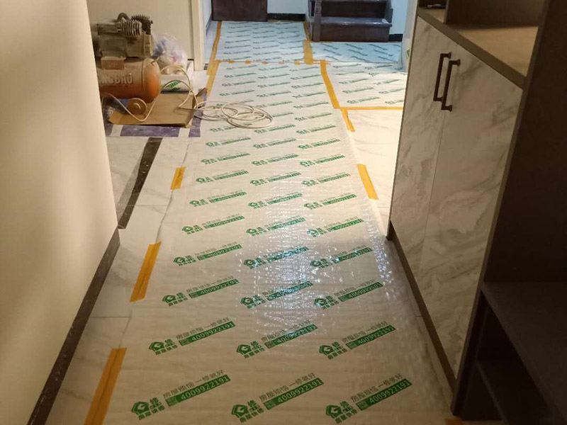 樓梯改色維修：木樓梯刷漆流程也是比較簡單的,我覺得還是很不錯的,先用砂布打磨一遍,然后清除灰塵、刷底漆、打磨、刷面漆。每刷一遍漆以后,都要用砂布打磨,最后的一遍油漆不要打磨的。 清水的(也就是能看見木紋的)就比較難辦了,要重新打磨掉再重做油漆的. 如果是渾水的,那可能好辦些,在上面再做一次顏色較淺的就行了. 因為油漆從淺色改深色要容易些,從深色改淺色要麻煩得多.