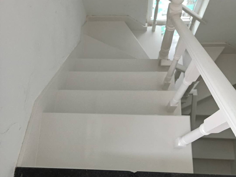 樓梯改色維修：木樓梯刷漆流程也是比較簡單的,我覺得還是很不錯的,先用砂布打磨一遍,然后清除灰塵、刷底漆、打磨、刷面漆。每刷一遍漆以后,都要用砂布打磨,最后的一遍油漆不要打磨的。 清水的(也就是能看見木紋的)就比較難辦了,要重新打磨掉再重做油漆的. 如果是渾水的,那可能好辦些,在上面再做一次顏色較淺的就行了. 因為油漆從淺色改深色要容易些,從深色改淺色要麻煩得多.