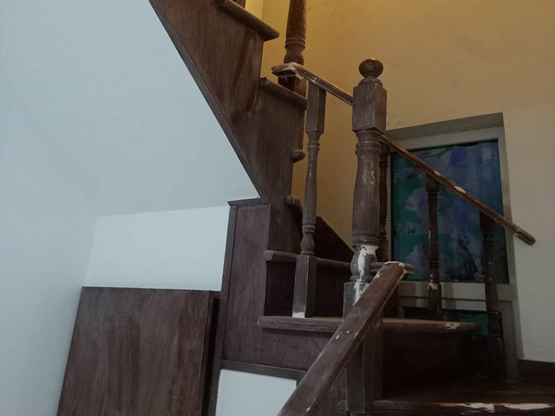 樓梯改色維修：木樓梯刷漆流程也是比較簡單的,我覺得還是很不錯的,先用砂布打磨一遍,然后清除灰塵、刷底漆、打磨、刷面漆。每刷一遍漆以后,都要用砂布打磨,最后的一遍油漆不要打磨的。 清水的(也就是能看見木紋的)就比較難辦了,要重新打磨掉再重做油漆的. 如果是渾水的,那可能好辦些,在上面再做一次顏色較淺的就行了. 因為油漆從淺色改深色要容易些,從深色改淺色要麻煩得多.