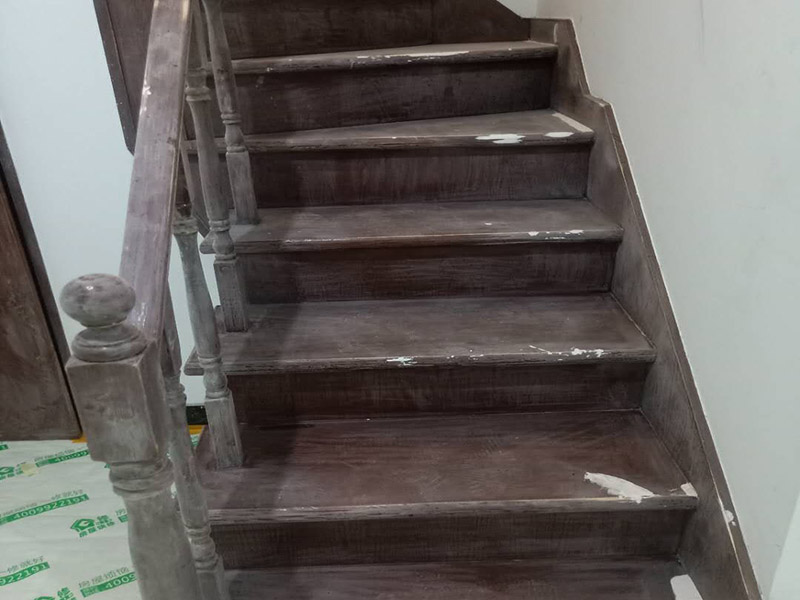 樓梯改色維修：木樓梯刷漆流程也是比較簡單的,我覺得還是很不錯的,先用砂布打磨一遍,然后清除灰塵、刷底漆、打磨、刷面漆。每刷一遍漆以后,都要用砂布打磨,最后的一遍油漆不要打磨的。 清水的(也就是能看見木紋的)就比較難辦了,要重新打磨掉再重做油漆的. 如果是渾水的,那可能好辦些,在上面再做一次顏色較淺的就行了. 因為油漆從淺色改深色要容易些,從深色改淺色要麻煩得多.