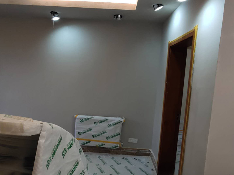 墻面翻新裝修：首先在做翻新的時候一定要把之前的墻面給處理干凈，粉化嚴(yán)重的一定要鏟除干凈。由于之前的墻面有刷過油漆和乳膠漆，所在做完鏟除后一定要做打磨處理，將原來墻體上的結(jié)實的表皮及浮沉全部清理掉，如果說墻體出現(xiàn)小部分的凹陷以及裂縫的話可以用膩子稍微填補一下。 清理干凈的墻面一定要刷一道底漆，墻面底漆的主要作用就是抗堿防潮、封固基材、保護(hù)面漆、提高面漆的質(zhì)量以及遮蓋力。尤其是對老房子進(jìn)行翻新的時候底漆是特別的重要，如果說是直接的上面漆的話墻面就很容易起泡發(fā)霉，時間不久后就會再一次出現(xiàn)脫落現(xiàn)象，不能重蹈覆轍。在修補的過程中要是沒有做到全面，并且上漆過程已經(jīng)做了的話那就會顯得相當(dāng)?shù)穆闊掀峁こ掏瓿珊蟮脑捲賹]有修補到的地方進(jìn)行修補的話就會很難達(dá)到預(yù)想效果。 在上面漆之前要裝油漆按照漆桶的說明配比及涂刷，要準(zhǔn)備足夠的量，保證顏色的相同，不要因為量少缺量后來進(jìn)行后補，這樣很容易發(fā)生色差的問題。刷面漆時要選擇質(zhì)量好的刷漆滾筒，這樣刷出來的質(zhì)地才會更加的均勻好看。刷完漆之后要注意通風(fēng)問題，因為稀釋劑中的二甲苯成分會與乳膠漆中的成分發(fā)生化學(xué)反應(yīng)導(dǎo)致墻面泛黃。