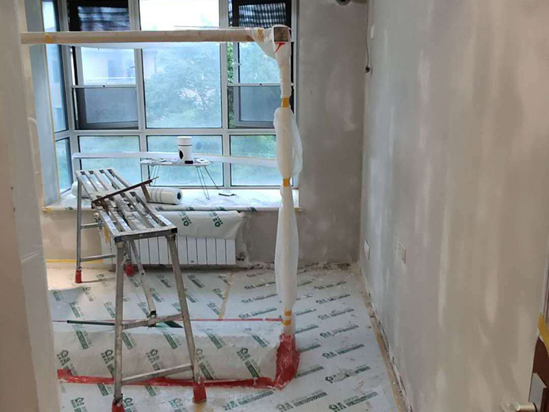 墻面翻新裝修：首先在做翻新的時候一定要把之前的墻面給處理干凈，粉化嚴(yán)重的一定要鏟除干凈。由于之前的墻面有刷過油漆和乳膠漆，所在做完鏟除后一定要做打磨處理，將原來墻體上的結(jié)實的表皮及浮沉全部清理掉，如果說墻體出現(xiàn)小部分的凹陷以及裂縫的話可以用膩子稍微填補一下。 清理干凈的墻面一定要刷一道底漆，墻面底漆的主要作用就是抗堿防潮、封固基材、保護(hù)面漆、提高面漆的質(zhì)量以及遮蓋力。尤其是對老房子進(jìn)行翻新的時候底漆是特別的重要，如果說是直接的上面漆的話墻面就很容易起泡發(fā)霉，時間不久后就會再一次出現(xiàn)脫落現(xiàn)象，不能重蹈覆轍。在修補的過程中要是沒有做到全面，并且上漆過程已經(jīng)做了的話那就會顯得相當(dāng)?shù)穆闊?，上漆工程完成后的話再對沒有修補到的地方進(jìn)行修補的話就會很難達(dá)到預(yù)想效果。 在上面漆之前要裝油漆按照漆桶的說明配比及涂刷，要準(zhǔn)備足夠的量，保證顏色的相同，不要因為量少缺量后來進(jìn)行后補，這樣很容易發(fā)生色差的問題。刷面漆時要選擇質(zhì)量好的刷漆滾筒，這樣刷出來的質(zhì)地才會更加的均勻好看。刷完漆之后要注意通風(fēng)問題，因為稀釋劑中的二甲苯成分會與乳膠漆中的成分發(fā)生化學(xué)反應(yīng)導(dǎo)致墻面泛黃。