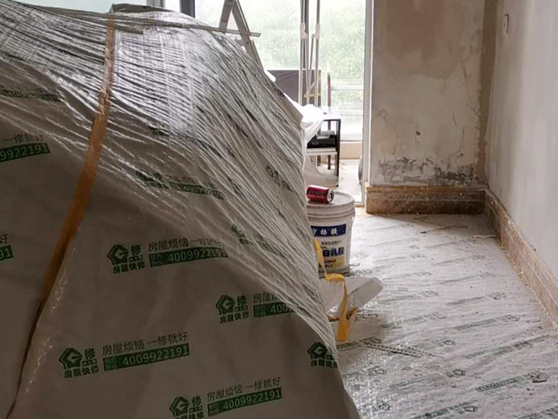 墻面翻新裝修：首先在做翻新的時候一定要把之前的墻面給處理干凈，粉化嚴(yán)重的一定要鏟除干凈。由于之前的墻面有刷過油漆和乳膠漆，所在做完鏟除后一定要做打磨處理，將原來墻體上的結(jié)實的表皮及浮沉全部清理掉，如果說墻體出現(xiàn)小部分的凹陷以及裂縫的話可以用膩子稍微填補一下。 清理干凈的墻面一定要刷一道底漆，墻面底漆的主要作用就是抗堿防潮、封固基材、保護(hù)面漆、提高面漆的質(zhì)量以及遮蓋力。尤其是對老房子進(jìn)行翻新的時候底漆是特別的重要，如果說是直接的上面漆的話墻面就很容易起泡發(fā)霉，時間不久后就會再一次出現(xiàn)脫落現(xiàn)象，不能重蹈覆轍。在修補的過程中要是沒有做到全面，并且上漆過程已經(jīng)做了的話那就會顯得相當(dāng)?shù)穆闊?，上漆工程完成后的話再對沒有修補到的地方進(jìn)行修補的話就會很難達(dá)到預(yù)想效果。 在上面漆之前要裝油漆按照漆桶的說明配比及涂刷，要準(zhǔn)備足夠的量，保證顏色的相同，不要因為量少缺量后來進(jìn)行后補，這樣很容易發(fā)生色差的問題。刷面漆時要選擇質(zhì)量好的刷漆滾筒，這樣刷出來的質(zhì)地才會更加的均勻好看。刷完漆之后要注意通風(fēng)問題，因為稀釋劑中的二甲苯成分會與乳膠漆中的成分發(fā)生化學(xué)反應(yīng)導(dǎo)致墻面泛黃。