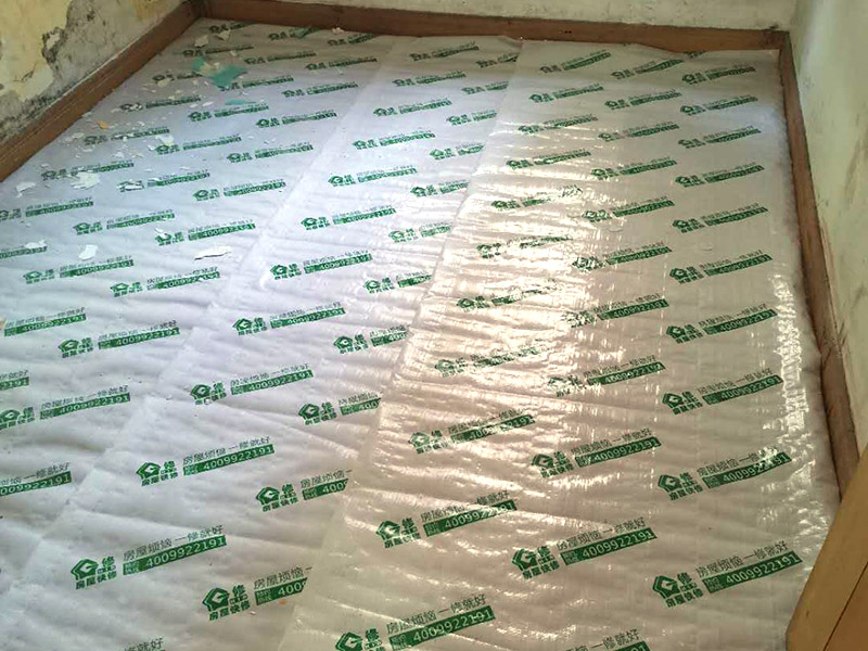 墻面翻新地板保護(hù)：舊墻面在翻新前一定要做墻面基底處理，粉化嚴(yán)重的要全部鏟除，鏟除后抹上一層白水泥，原來(lái)墻面過(guò)于光滑、刷過(guò)油漆的鏟除后還要做打磨處理，把粘結(jié)不牢的表皮去掉，便于新涂料和墻體粘結(jié)。墻面底漆的作用是抗堿防潮、封固基材、保護(hù)面漆，提高面漆的質(zhì)感和遮蓋力，對(duì)于老房翻新，墻面一定要做底漆，如果沒(méi)有刷底漆就直接上面漆的話，時(shí)間一長(zhǎng)墻面容易起泡、發(fā)霉，太陽(yáng)照曬時(shí)間長(zhǎng)了也容易變色。墻面色差是修補(bǔ)墻面時(shí)需要盡量避免的，為此，應(yīng)該注意按照油漆桶的說(shuō)明配比、涂刷，最好估算好用量，一次準(zhǔn)備足夠的量，這樣能保證墻面顏色一致，也能避免用量不足重新調(diào)配出來(lái)的顏色有差異。