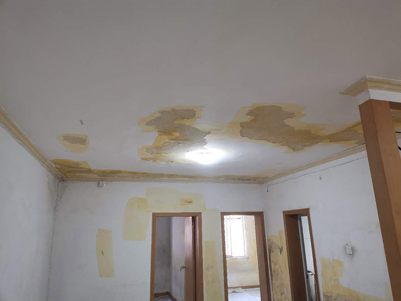 墻面翻新地板保護(hù)：舊墻面在翻新前一定要做墻面基底處理，粉化嚴(yán)重的要全部鏟除，鏟除后抹上一層白水泥，原來(lái)墻面過(guò)于光滑、刷過(guò)油漆的鏟除后還要做打磨處理，把粘結(jié)不牢的表皮去掉，便于新涂料和墻體粘結(jié)。墻面底漆的作用是抗堿防潮、封固基材、保護(hù)面漆，提高面漆的質(zhì)感和遮蓋力，對(duì)于老房翻新，墻面一定要做底漆，如果沒(méi)有刷底漆就直接上面漆的話，時(shí)間一長(zhǎng)墻面容易起泡、發(fā)霉，太陽(yáng)照曬時(shí)間長(zhǎng)了也容易變色。墻面色差是修補(bǔ)墻面時(shí)需要盡量避免的，為此，應(yīng)該注意按照油漆桶的說(shuō)明配比、涂刷，最好估算好用量，一次準(zhǔn)備足夠的量，這樣能保證墻面顏色一致，也能避免用量不足重新調(diào)配出來(lái)的顏色有差異。