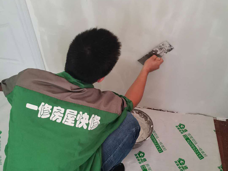 墻面刮膩子找平:第一遍刮石膏粉，好處是干得快，尤其是陰雨潮濕的天氣施工就更顯現(xiàn)其優(yōu)點。石膏硬度好，附著力好干了不容易開裂收縮，填充力好，能堵住墻體上小 眼眼，干了后就不能再出現(xiàn)小眼眼了。而用膩子補干了后收縮又能看見小眼眼，如果補太厚了干得又慢，所以第一遍一定要刮石膏，要用全膠水。 第二遍，刮膩子，這一遍刮的重點就是找平，由于墻體不是那么平整和直順，因而就需要刮膩子來找平和找直，陽角一定要拿3米左右長的鋁合金靠尺做靠尺校直， 陰角一定需要用校直，這樣就能看見棱是棱角是角，效果就很好了。等干透了就打磨一遍，這個要求不需要太高，但必須等干了以后才能上第三遍膩子。