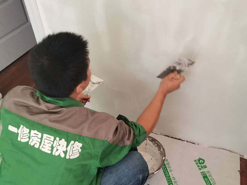 墻面刮膩子找平:第一遍刮石膏粉，好處是干得快，尤其是陰雨潮濕的天氣施工就更顯現(xiàn)其優(yōu)點。石膏硬度好，附著力好干了不容易開裂收縮，填充力好，能堵住墻體上小 眼眼，干了后就不能再出現(xiàn)小眼眼了。而用膩子補干了后收縮又能看見小眼眼，如果補太厚了干得又慢，所以第一遍一定要刮石膏，要用全膠水。 第二遍，刮膩子，這一遍刮的重點就是找平，由于墻體不是那么平整和直順，因而就需要刮膩子來找平和找直，陽角一定要拿3米左右長的鋁合金靠尺做靠尺校直， 陰角一定需要用校直，這樣就能看見棱是棱角是角，效果就很好了。等干透了就打磨一遍，這個要求不需要太高，但必須等干了以后才能上第三遍膩子。