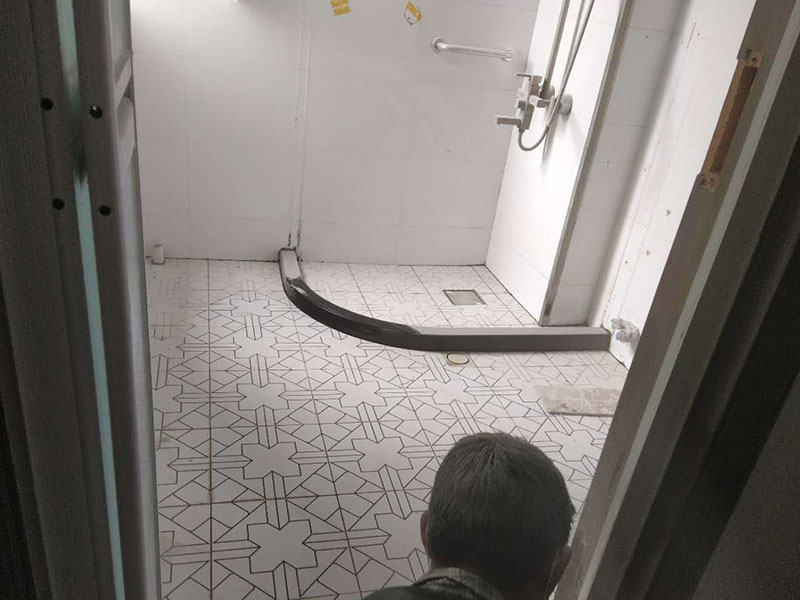 衛(wèi)生間翻新施工：其實衛(wèi)生間翻新最主要的目的，就是要更換水電，尤其是那些隱蔽性極強，一般埋在地下或墻壁內(nèi)的。在進行翻新的時候，最好一并更換，不管有沒有問題，這樣都能給日后的生活帶來保障。更換完水電之后，就可以進行瓷磚的鋪貼了。不管是地面還是墻面，都是一個比較大的工程。在衛(wèi)生間翻新前先找平地面和墻面，清楚所有雜物。然后先對墻面進行鋪設(shè)，墻面一般多是小塊的瓷磚比較好施工。地面就要注意一些了，需要設(shè)置輔助線來進行施工，還要注意下水管等地方，這些地方都需要低于地面高度的哦！ 最后就是防水的問題了，防水是衛(wèi)生間翻新過程中，非常需要重視的問題。在施工前最好購買好一些的防水涂料，這樣施工效果更好，而且使用壽命更久，幾年內(nèi)不會出現(xiàn)問題。值得注意的是，很多人在做防水的時候，都會忽略墻面的防水，其實墻面也需要做好防水哦！有時候會產(chǎn)生水蒸氣附著在墻面，也是會對墻面造成損害的！