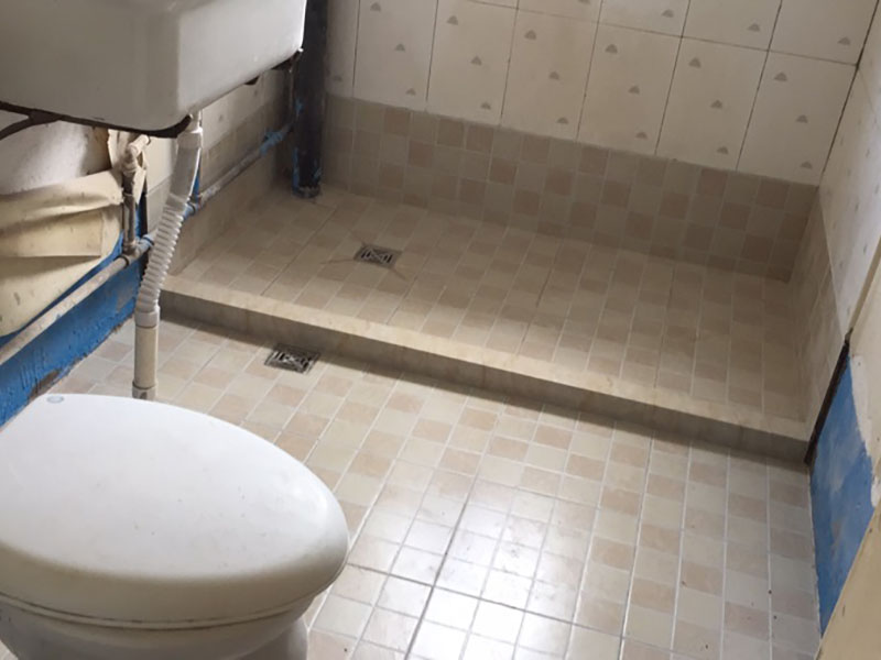 衛(wèi)生間翻新施工：其實衛(wèi)生間翻新最主要的目的，就是要更換水電，尤其是那些隱蔽性極強，一般埋在地下或墻壁內(nèi)的。在進行翻新的時候，最好一并更換，不管有沒有問題，這樣都能給日后的生活帶來保障。更換完水電之后，就可以進行瓷磚的鋪貼了。不管是地面還是墻面，都是一個比較大的工程。在衛(wèi)生間翻新前先找平地面和墻面，清楚所有雜物。然后先對墻面進行鋪設(shè)，墻面一般多是小塊的瓷磚比較好施工。地面就要注意一些了，需要設(shè)置輔助線來進行施工，還要注意下水管等地方，這些地方都需要低于地面高度的哦！ 最后就是防水的問題了，防水是衛(wèi)生間翻新過程中，非常需要重視的問題。在施工前最好購買好一些的防水涂料，這樣施工效果更好，而且使用壽命更久，幾年內(nèi)不會出現(xiàn)問題。值得注意的是，很多人在做防水的時候，都會忽略墻面的防水，其實墻面也需要做好防水哦！有時候會產(chǎn)生水蒸氣附著在墻面，也是會對墻面造成損害的！