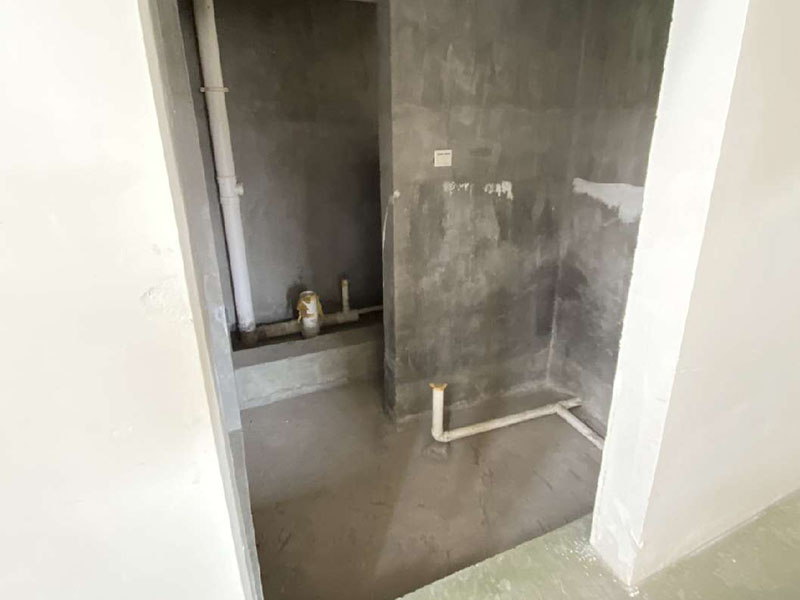 衛(wèi)生間防水處理：1、刷第一遍防水涂料。施工前確保工地干凈、干燥，防水涂料要涂滿，無遺漏，與基層結(jié)合牢固，無裂紋，無氣泡，無脫落現(xiàn)象。涂刷高度一致，厚度要達到產(chǎn)品規(guī)定要求。 2、刷第二遍防水涂料。注意、第二遍防水涂料間需要有一定時間間隔，待遍涂料干透后才能進行第二遍，具體時間視涂料而定。間隔時間太短，防水的效果會大打折扣。 3、鋪保護層。為防止之后的施工破壞防水層，需在防水涂料表面鋪上保護層。保護層要完全覆蓋防水層，無遺漏，與基層結(jié)合牢固，無裂紋，無氣泡，無脫落現(xiàn)象。 4、閉水試驗。閉水試驗時，地面點的水線不能低于2厘米，保存至少24小時，觀察無滲漏現(xiàn)象后方算合格。如有滲漏，需重做，切莫不能疏忽大意。