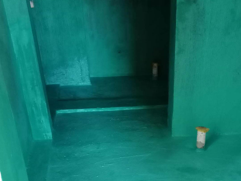 衛(wèi)生間防水處理：1、刷第一遍防水涂料。施工前確保工地干凈、干燥，防水涂料要涂滿，無遺漏，與基層結(jié)合牢固，無裂紋，無氣泡，無脫落現(xiàn)象。涂刷高度一致，厚度要達到產(chǎn)品規(guī)定要求。 2、刷第二遍防水涂料。注意、第二遍防水涂料間需要有一定時間間隔，待遍涂料干透后才能進行第二遍，具體時間視涂料而定。間隔時間太短，防水的效果會大打折扣。 3、鋪保護層。為防止之后的施工破壞防水層，需在防水涂料表面鋪上保護層。保護層要完全覆蓋防水層，無遺漏，與基層結(jié)合牢固，無裂紋，無氣泡，無脫落現(xiàn)象。 4、閉水試驗。閉水試驗時，地面點的水線不能低于2厘米，保存至少24小時，觀察無滲漏現(xiàn)象后方算合格。如有滲漏，需重做，切莫不能疏忽大意。