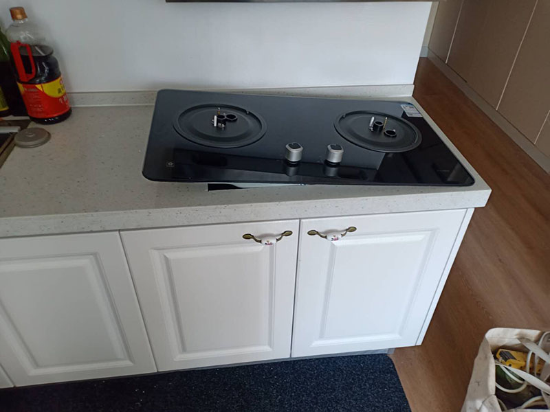 櫥柜臺(tái)面切割,灶具安裝：在灶臺(tái)上開一個(gè)燃?xì)庠畎惭b孔 ( 具體尺寸按開孔模紙板 ); 在櫥柜上的正前方留通風(fēng)口，通風(fēng)面積按說明書的要求 ; 通風(fēng)口要確保灶具底部空氣流通，切勿堵塞 ; 如果所購買的是嵌入式燃?xì)庠钋也捎秒娒}圣萊雅沖點(diǎn)火方式時(shí)，則在使用前要檢查灶具是否安裝有電池，若未裝電池，則按說明書把電池裝上，電池的正負(fù)極不能裝反，如果該灶具采用嵌入式安裝，則安裝步驟如下：灶具底部需有 400mm 以上的自由空間，不可密封，不可放置氣瓶 ; 開孔后，用膠管將灶具和氣源相連，并用管夾夾緊膠管，將灶具放置好，即可使用。