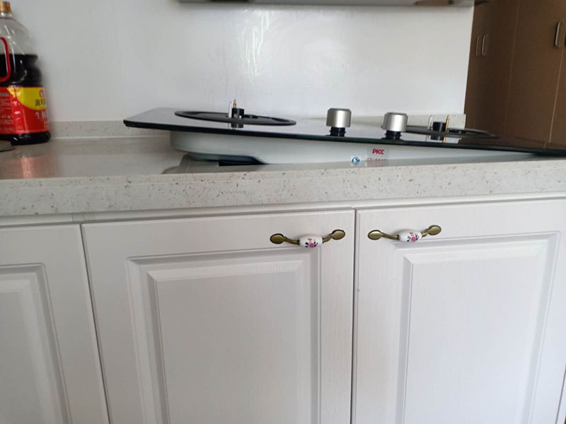 櫥柜臺(tái)面切割,灶具安裝：在灶臺(tái)上開一個(gè)燃?xì)庠畎惭b孔 ( 具體尺寸按開孔模紙板 ); 在櫥柜上的正前方留通風(fēng)口，通風(fēng)面積按說明書的要求 ; 通風(fēng)口要確保灶具底部空氣流通，切勿堵塞 ; 如果所購買的是嵌入式燃?xì)庠钋也捎秒娒}圣萊雅沖點(diǎn)火方式時(shí)，則在使用前要檢查灶具是否安裝有電池，若未裝電池，則按說明書把電池裝上，電池的正負(fù)極不能裝反，如果該灶具采用嵌入式安裝，則安裝步驟如下：灶具底部需有 400mm 以上的自由空間，不可密封，不可放置氣瓶 ; 開孔后，用膠管將灶具和氣源相連，并用管夾夾緊膠管，將灶具放置好，即可使用。