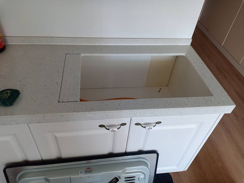 櫥柜臺(tái)面切割,灶具安裝：在灶臺(tái)上開一個(gè)燃?xì)庠畎惭b孔 ( 具體尺寸按開孔模紙板 ); 在櫥柜上的正前方留通風(fēng)口，通風(fēng)面積按說明書的要求 ; 通風(fēng)口要確保灶具底部空氣流通，切勿堵塞 ; 如果所購買的是嵌入式燃?xì)庠钋也捎秒娒}圣萊雅沖點(diǎn)火方式時(shí)，則在使用前要檢查灶具是否安裝有電池，若未裝電池，則按說明書把電池裝上，電池的正負(fù)極不能裝反，如果該灶具采用嵌入式安裝，則安裝步驟如下：灶具底部需有 400mm 以上的自由空間，不可密封，不可放置氣瓶 ; 開孔后，用膠管將灶具和氣源相連，并用管夾夾緊膠管，將灶具放置好，即可使用。