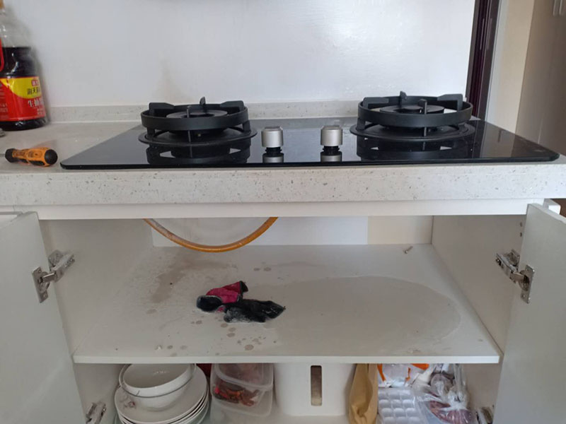 櫥柜臺(tái)面切割,灶具安裝：在灶臺(tái)上開一個(gè)燃?xì)庠畎惭b孔 ( 具體尺寸按開孔模紙板 ); 在櫥柜上的正前方留通風(fēng)口，通風(fēng)面積按說明書的要求 ; 通風(fēng)口要確保灶具底部空氣流通，切勿堵塞 ; 如果所購買的是嵌入式燃?xì)庠钋也捎秒娒}圣萊雅沖點(diǎn)火方式時(shí)，則在使用前要檢查灶具是否安裝有電池，若未裝電池，則按說明書把電池裝上，電池的正負(fù)極不能裝反，如果該灶具采用嵌入式安裝，則安裝步驟如下：灶具底部需有 400mm 以上的自由空間，不可密封，不可放置氣瓶 ; 開孔后，用膠管將灶具和氣源相連，并用管夾夾緊膠管，將灶具放置好，即可使用。
