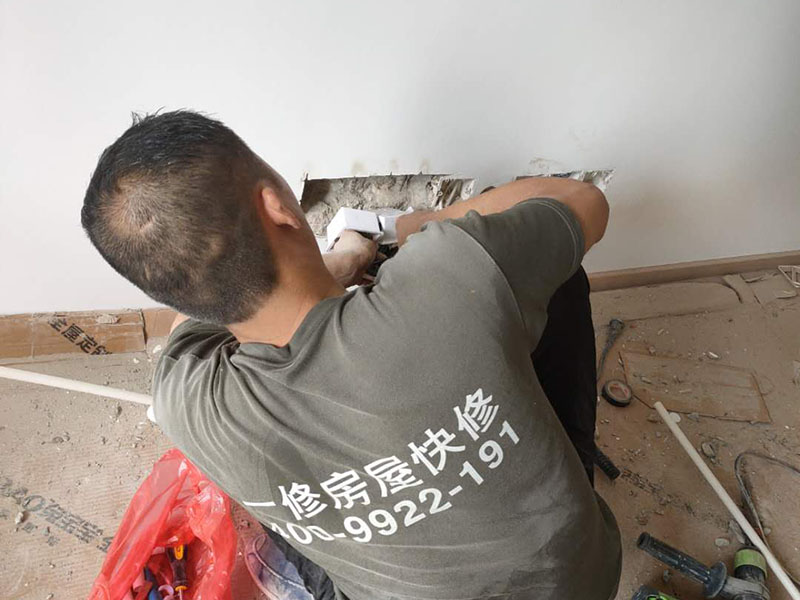 插座面板安裝:1.首先插座的導(dǎo)線安裝上需要注意，電源導(dǎo)線需要使用銅線橫截面，布線時一定要遵循&ldquo;火線進開關(guān)，零線進燈頭&rdquo;的原則，還要在插座上設(shè)漏電保護裝置。 2.先確定好各個插座需要安裝的位置，在日后電器使用來決定。一般明裝距離地面最好不低于1.8米，暗裝距離地面不低于 0.3米，廚房和衛(wèi)生間的插座應(yīng)在1.5米以上，空調(diào)插座至少要在2米以上。 3.臥室床頭多做二插，廚衛(wèi)多做三插。 4.要是日后是用來使用空調(diào)、冰箱、抽油煙機等大功率電器，那么就需要使用獨立插座，超負(fù)荷運行，易引起火災(zāi)。三孔插座的地線一定要接，不可以讓之形同虛設(shè)，不然一旦漏電，會導(dǎo)致觸電。多設(shè)幾個回路，防止一個短路全房間用電癱瘓。 5.需要暗裝用插座外盒框畫出框架，然后按照畫出的框架線挖坑，深度與插座厚度相當(dāng)。