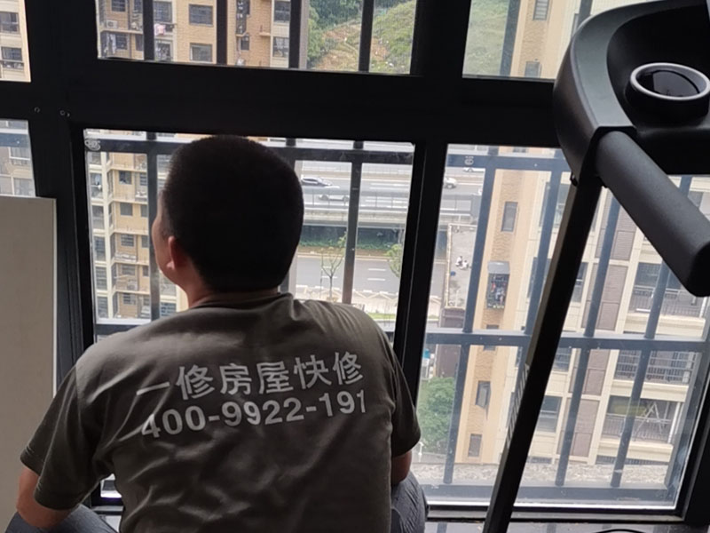 鋼化玻璃更換：鋼化玻璃門若是不符合安裝尺寸，再返工就非常麻煩，因此在開始測量的時候就要做到準(zhǔn)確。用玻璃吸盤先把玻璃板西經(jīng)，玻璃就位。將玻璃板上部插入門框里的限位槽，再把玻璃板的下部安放于底托飾面的對口縫內(nèi)。玻璃板固定好厚，在頂部的限位槽與底托的固定處，和玻璃板與框柱的對縫位置等注膠封口。門扇高度確定以后，在玻璃板與進(jìn)出橫檔內(nèi)的兩側(cè)空隙處，同時通過兩邊插入小木條，輕敲穩(wěn)實，在小木條、門扇玻璃與橫檔之間形成的縫隙里注入玻璃膠，再用以上方法處理殘跡。