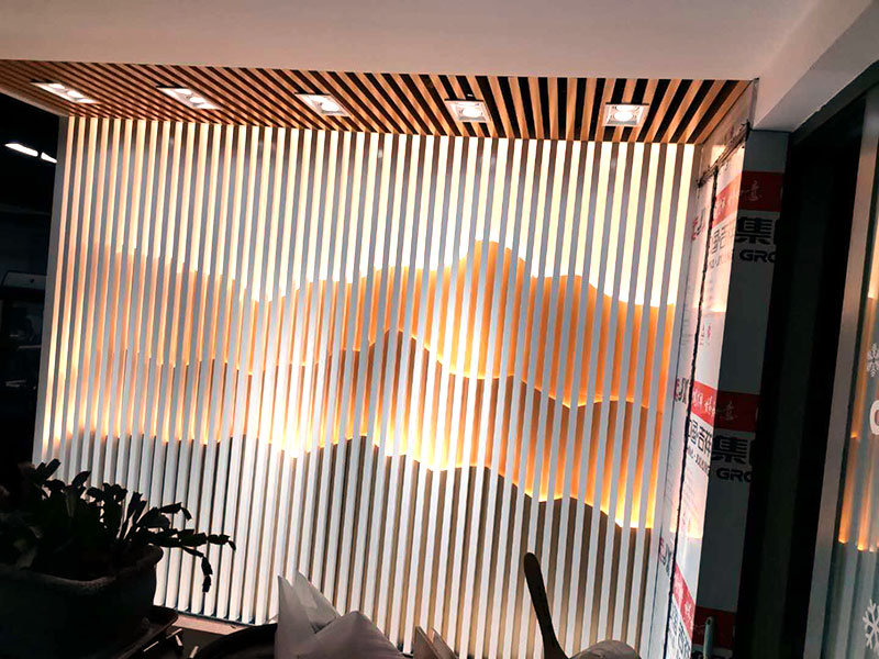 門店背景墻裝修：清掃基層、填補縫隙&rarr;石膏板面接縫處貼接縫帶、補膩子、磨砂紙&rarr;滿刮膩子、磨平&rarr;涂刷防潮劑&rarr;涂刷底膠&rarr;墻面彈線&rarr;壁紙浸水&rarr;壁紙、基層涂刷粘結(jié)劑&rarr;墻紙裁紙、刷膠&rarr;上墻裱貼、拼縫、搭接、對花&rarr;趕壓膠粘劑氣泡&rarr;擦凈膠水&rarr;修整。