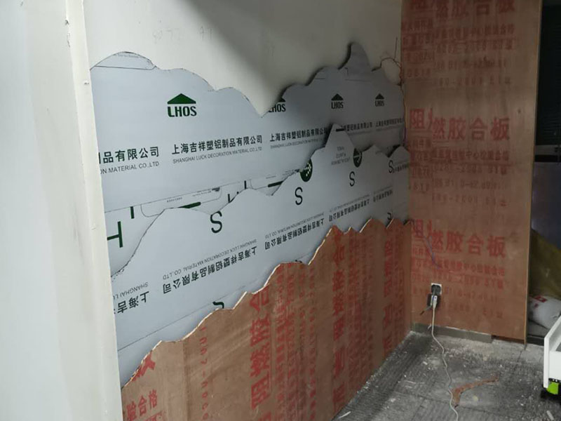 門店背景墻裝修：清掃基層、填補縫隙&rarr;石膏板面接縫處貼接縫帶、補膩子、磨砂紙&rarr;滿刮膩子、磨平&rarr;涂刷防潮劑&rarr;涂刷底膠&rarr;墻面彈線&rarr;壁紙浸水&rarr;壁紙、基層涂刷粘結(jié)劑&rarr;墻紙裁紙、刷膠&rarr;上墻裱貼、拼縫、搭接、對花&rarr;趕壓膠粘劑氣泡&rarr;擦凈膠水&rarr;修整。