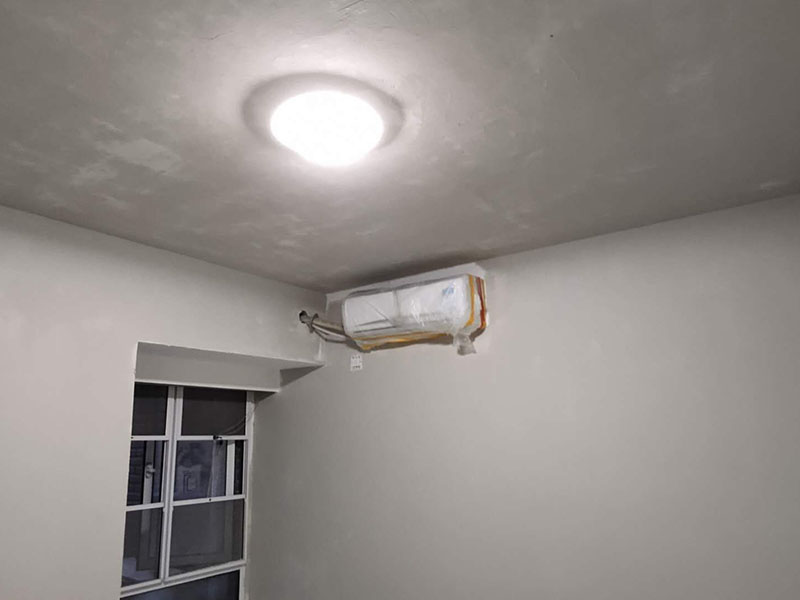 全屋墻面翻新：舊墻的基本處理bai包括清理舊墻面原有的乳膠du漆和膩子層的鏟除、木zhi裝修、其他表面裝飾物（如壁紙）的拆除，如果只是裝修了一兩年的墻面，墻面的膩子可以不用鏟除，用鋼刷和砂紙打磨墻面后就可以重新涂刷乳膠漆，如果裝修時間較長的就需要將膩子層鏟除后再進行后續(xù)工序。切記舊墻面一定要進行處理，不能直接涂刷，粉化嚴重的墻面要鏟除后，抹上一層白水泥，再進行涂刷。 墻面涂刷底漆的作用是抗堿防潮、封固基材、保護面漆，提高面漆的質(zhì)感和遮蓋力。如果沒有刷底漆就直接上面漆的話，時間一長墻面就容易起泡、發(fā)霉，經(jīng)陽光長時間照射也會發(fā)生墻面變色的情況。