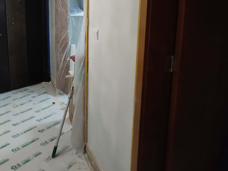 全屋墻面翻新：舊墻的基本處理bai包括清理舊墻面原有的乳膠du漆和膩子層的鏟除、木zhi裝修、其他表面裝飾物（如壁紙）的拆除，如果只是裝修了一兩年的墻面，墻面的膩子可以不用鏟除，用鋼刷和砂紙打磨墻面后就可以重新涂刷乳膠漆，如果裝修時間較長的就需要將膩子層鏟除后再進行后續(xù)工序。切記舊墻面一定要進行處理，不能直接涂刷，粉化嚴重的墻面要鏟除后，抹上一層白水泥，再進行涂刷。 墻面涂刷底漆的作用是抗堿防潮、封固基材、保護面漆，提高面漆的質(zhì)感和遮蓋力。如果沒有刷底漆就直接上面漆的話，時間一長墻面就容易起泡、發(fā)霉，經(jīng)陽光長時間照射也會發(fā)生墻面變色的情況。