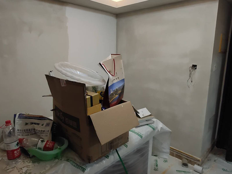 全屋墻面翻新：舊墻的基本處理bai包括清理舊墻面原有的乳膠du漆和膩子層的鏟除、木zhi裝修、其他表面裝飾物（如壁紙）的拆除，如果只是裝修了一兩年的墻面，墻面的膩子可以不用鏟除，用鋼刷和砂紙打磨墻面后就可以重新涂刷乳膠漆，如果裝修時間較長的就需要將膩子層鏟除后再進行后續(xù)工序。切記舊墻面一定要進行處理，不能直接涂刷，粉化嚴重的墻面要鏟除后，抹上一層白水泥，再進行涂刷。 墻面涂刷底漆的作用是抗堿防潮、封固基材、保護面漆，提高面漆的質(zhì)感和遮蓋力。如果沒有刷底漆就直接上面漆的話，時間一長墻面就容易起泡、發(fā)霉，經(jīng)陽光長時間照射也會發(fā)生墻面變色的情況。