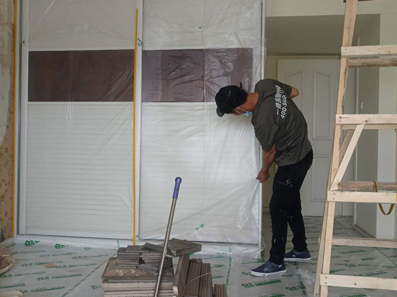 家具地板保護(hù)：在進(jìn)行家居裝修的過(guò)程中，首先完成的就是地面的鋪設(shè)。因此，我們?cè)谶M(jìn)行其余施工時(shí)一定要注意對(duì)剛鋪好的地板進(jìn)行保護(hù)。而在裝修時(shí)灰塵是一定避免不了的，為了防止嶄新的地板被沾染灰塵以及施工團(tuán)隊(duì)人員等的腳印，最好先在地板上鋪一層防塵布等作為保護(hù)膜。除此之外，還是要在一天裝修結(jié)束后的時(shí)間里對(duì)防塵布等進(jìn)行灰塵的清除和家居保養(yǎng)工作，特別是灰塵堆積過(guò)厚的地方，以免將來(lái)裝修結(jié)束后因?yàn)榛覊m過(guò)多清理時(shí)意外污染地板。