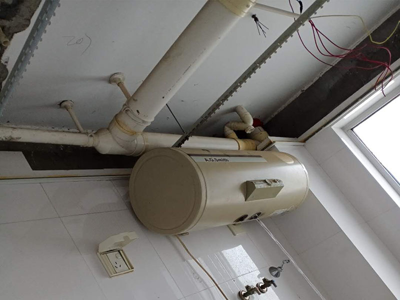 衛(wèi)生間吊頂安裝：明確電器及龍骨的具體位置。確du定吊頂安裝高度，浴霸zhi一般在2.1m-2.3m間可以發(fā)揮最大效果。高度明確后，做水平安裝角線。用螺絲或膠水(以防瓷磚被破壞)固定角線，轉(zhuǎn)彎處其對(duì)角應(yīng)拼貼整齊，不留明顯縫隙。龍骨位置確定后，用沖擊鉆打孔。按具體長(zhǎng)度切割、組裝吊桿螺絲。吊桿螺絲緊固于鉆孔中。將主龍骨安裝于吊桿螺絲下的固定環(huán)，三角龍骨固定于主龍骨上。裝好后適當(dāng)調(diào)節(jié)，逐漸緊固連接處螺絲，以確保平直。方形鋁扣板吊頂有兩種安裝方法：邊沿裝、中間裝，依具體情況而定。裝第一塊板十分重要，它決定了其他板的位置和水平。