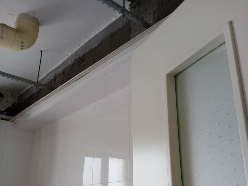 衛(wèi)生間吊頂安裝：明確電器及龍骨的具體位置。確du定吊頂安裝高度，浴霸zhi一般在2.1m-2.3m間可以發(fā)揮最大效果。高度明確后，做水平安裝角線。用螺絲或膠水(以防瓷磚被破壞)固定角線，轉(zhuǎn)彎處其對(duì)角應(yīng)拼貼整齊，不留明顯縫隙。龍骨位置確定后，用沖擊鉆打孔。按具體長(zhǎng)度切割、組裝吊桿螺絲。吊桿螺絲緊固于鉆孔中。將主龍骨安裝于吊桿螺絲下的固定環(huán)，三角龍骨固定于主龍骨上。裝好后適當(dāng)調(diào)節(jié)，逐漸緊固連接處螺絲，以確保平直。方形鋁扣板吊頂有兩種安裝方法：邊沿裝、中間裝，依具體情況而定。裝第一塊板十分重要，它決定了其他板的位置和水平。