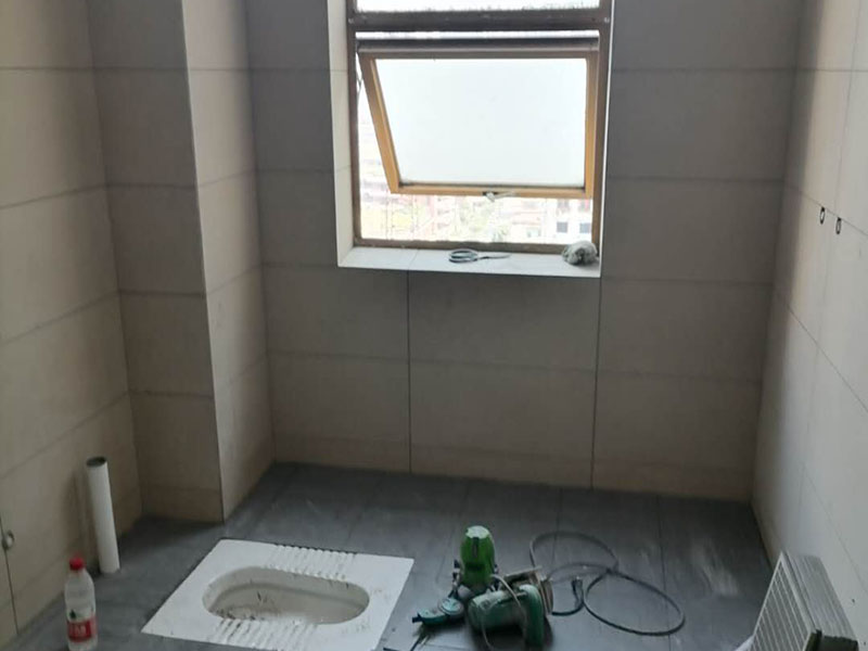 衛(wèi)生間貼磚維修：先選材料，衛(wèi)生間瓷磚我們可以選用小瓷磚，像小方塊這種類型的，這樣自己貼的時候會很方便。將水泥與少量建筑膠混合拌勻，做成粘貼劑。把粘貼劑用鏟刀鏟到地面刮平后將瓷磚鋪上，再用鏟刀壓實，這樣自上而下或自左而右的一排排粘貼即可。全部鋪完后，用白水泥漿美縫，把瓷磚間的間隙填實，這樣就完成了。