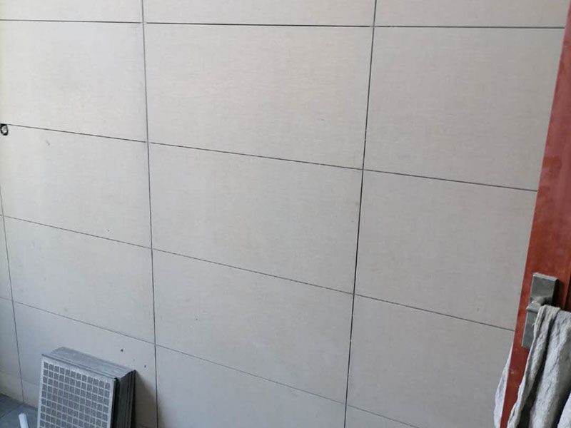 衛(wèi)生間貼磚維修：先選材料，衛(wèi)生間瓷磚我們可以選用小瓷磚，像小方塊這種類型的，這樣自己貼的時候會很方便。將水泥與少量建筑膠混合拌勻，做成粘貼劑。把粘貼劑用鏟刀鏟到地面刮平后將瓷磚鋪上，再用鏟刀壓實，這樣自上而下或自左而右的一排排粘貼即可。全部鋪完后，用白水泥漿美縫，把瓷磚間的間隙填實，這樣就完成了。