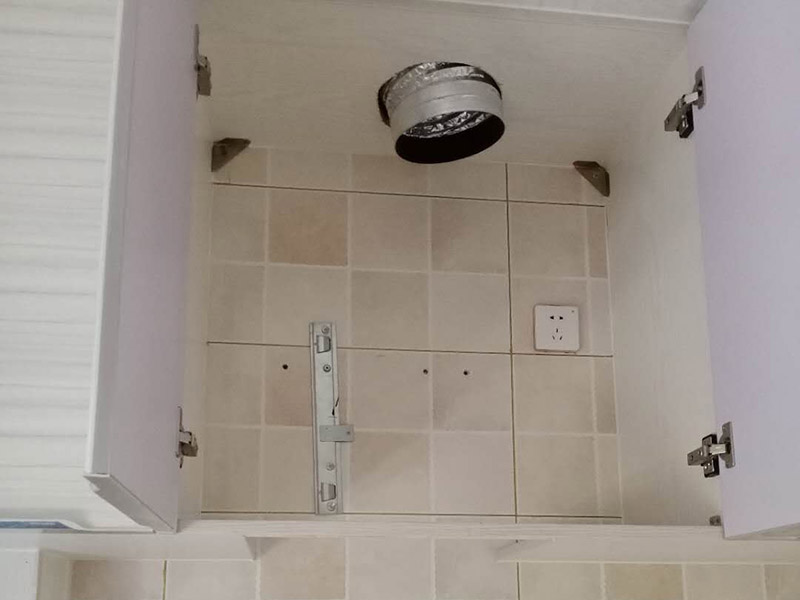 煙機灶具安裝：頂吸式煙機灶具距離灶臺的高度一般在65-75cm間，側(cè)吸式煙機灶具底部距離灶臺距離可以更近，一般在35-45cm間。頂吸式和側(cè)吸式煙機都是水平安裝在灶具正上方，煙機與灶具中心位置重合時吸煙效果最好。千萬不要將煙機灶具安裝在挨近門窗等空氣對流強的位置，非常影響吸煙效果?？赡芎芏嗳苏J(rèn)為離窗戶近一些效果好，這是個誤區(qū)。如果空氣對流過大，油煙在上升至25cm的有效吸力范圍前就已經(jīng)擴散了，煙機吸煙效果不好。一般來說，在進行櫥柜設(shè)計之前，需要將煙機灶具的款式尺寸給到櫥柜廠商，預(yù)留出煙機灶具的位置。保險起見，先安裝櫥柜會比較好，否則容易碰壞煙機灶具。最好的情況是將兩者安排在同一天安裝，協(xié)調(diào)安裝，效果最好。