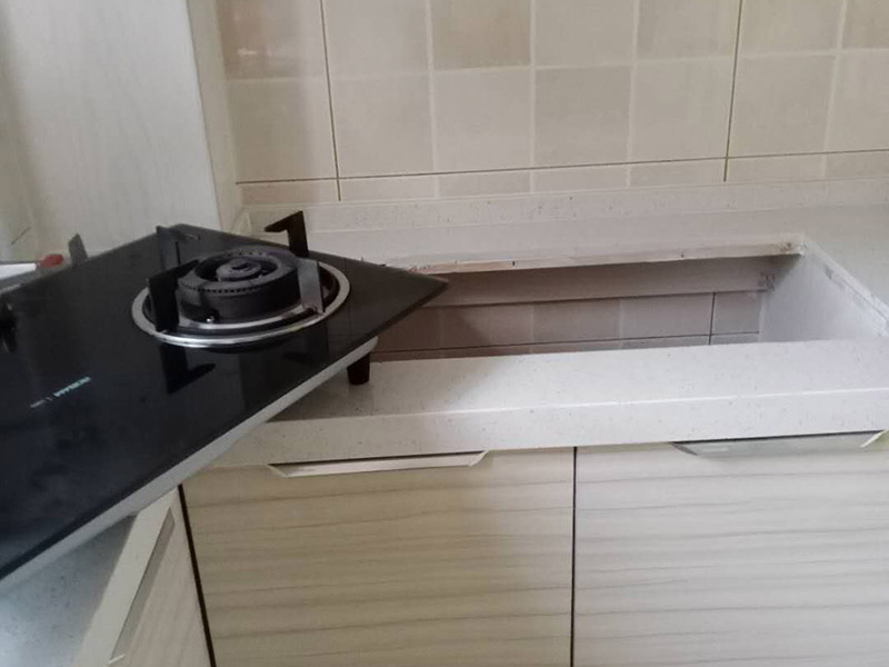 煙機灶具安裝：頂吸式煙機灶具距離灶臺的高度一般在65-75cm間，側(cè)吸式煙機灶具底部距離灶臺距離可以更近，一般在35-45cm間。頂吸式和側(cè)吸式煙機都是水平安裝在灶具正上方，煙機與灶具中心位置重合時吸煙效果最好。千萬不要將煙機灶具安裝在挨近門窗等空氣對流強的位置，非常影響吸煙效果?？赡芎芏嗳苏J(rèn)為離窗戶近一些效果好，這是個誤區(qū)。如果空氣對流過大，油煙在上升至25cm的有效吸力范圍前就已經(jīng)擴散了，煙機吸煙效果不好。一般來說，在進行櫥柜設(shè)計之前，需要將煙機灶具的款式尺寸給到櫥柜廠商，預(yù)留出煙機灶具的位置。保險起見，先安裝櫥柜會比較好，否則容易碰壞煙機灶具。最好的情況是將兩者安排在同一天安裝，協(xié)調(diào)安裝，效果最好。