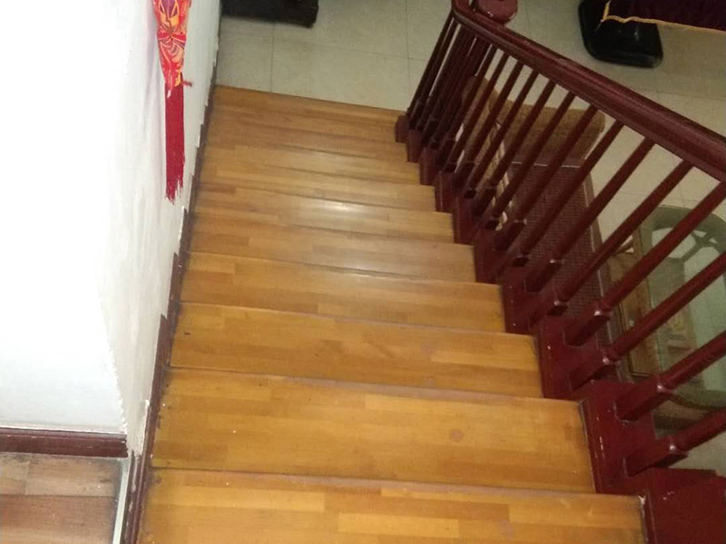 地板打磨翻新：大型地板創(chuàng)新機(jī)械經(jīng)屢次打磨除掉地板漆層、表層、木質(zhì)層約0.1毫米，再經(jīng)仔細(xì)砂光使地板外表細(xì)膩、潤滑到達(dá)全新狀況。地板邊角運(yùn)用小型角磨機(jī)進(jìn)行打磨才干到達(dá)全體滑潤作用。 將地板原有的邊縫中的通明膩?zhàn)映?，從頭封縫。待底漆干后，刷第一遍面漆，待干。用水砂紙將地板面層磨至略感粗糙，除掉粉屑，刷第二層面漆即可。 打磨完后，必定要刮膩?zhàn)樱蓤?jiān)持地板的本性并地板外表不被刮花。