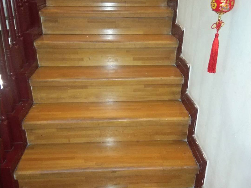 地板打磨翻新：大型地板創(chuàng)新機(jī)械經(jīng)屢次打磨除掉地板漆層、表層、木質(zhì)層約0.1毫米，再經(jīng)仔細(xì)砂光使地板外表細(xì)膩、潤滑到達(dá)全新狀況。地板邊角運(yùn)用小型角磨機(jī)進(jìn)行打磨才干到達(dá)全體滑潤作用。 將地板原有的邊縫中的通明膩?zhàn)映?，從頭封縫。待底漆干后，刷第一遍面漆，待干。用水砂紙將地板面層磨至略感粗糙，除掉粉屑，刷第二層面漆即可。 打磨完后，必定要刮膩?zhàn)樱蓤?jiān)持地板的本性并地板外表不被刮花。