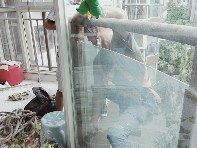 陽臺玻璃更換維修：1.首先我們將要處理的陽臺清理干凈,用水沖洗,自然曬干。 2.處理鋁合金鋼化玻璃框的灰塵,用抹布擦除即可。 3.安裝固定邊條。 4.固定邊條安裝好后,我們將鋁合金鋼化玻璃框擺放至固定邊條上。 5.用十字螺絲刀和自攻螺絲固定玻璃框。