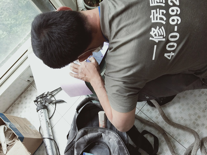 陽臺玻璃更換維修：1.首先我們將要處理的陽臺清理干凈,用水沖洗,自然曬干。 2.處理鋁合金鋼化玻璃框的灰塵,用抹布擦除即可。 3.安裝固定邊條。 4.固定邊條安裝好后,我們將鋁合金鋼化玻璃框擺放至固定邊條上。 5.用十字螺絲刀和自攻螺絲固定玻璃框。