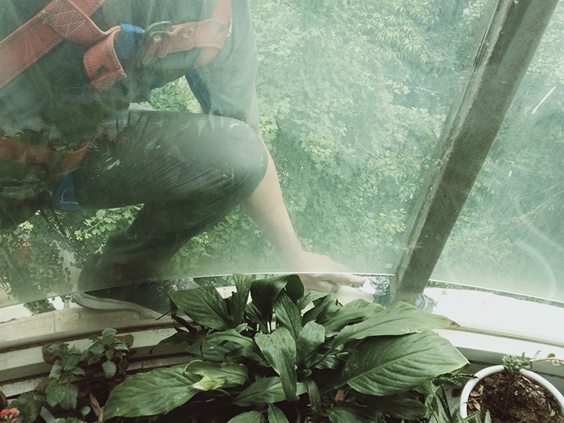 陽臺玻璃更換維修：1.首先我們將要處理的陽臺清理干凈,用水沖洗,自然曬干。 2.處理鋁合金鋼化玻璃框的灰塵,用抹布擦除即可。 3.安裝固定邊條。 4.固定邊條安裝好后,我們將鋁合金鋼化玻璃框擺放至固定邊條上。 5.用十字螺絲刀和自攻螺絲固定玻璃框。