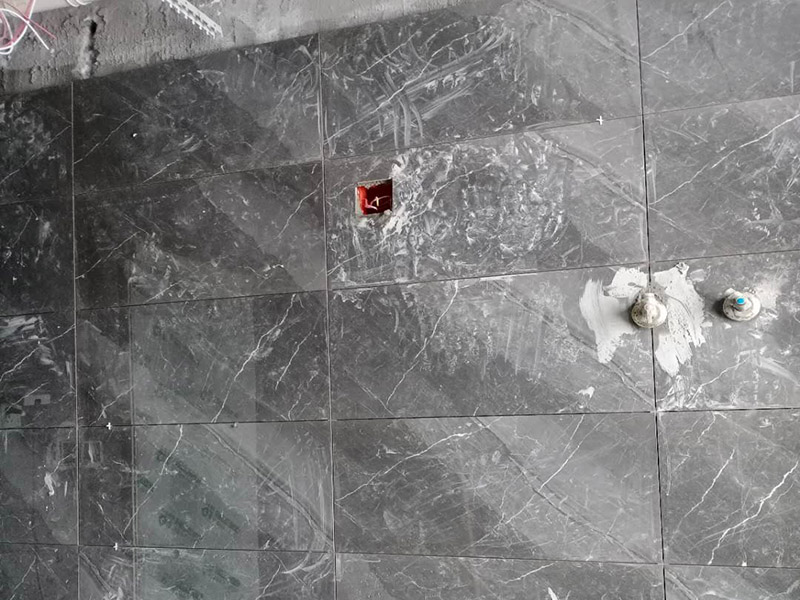 衛(wèi)生間翻新裝修：1、墻面墻面一般脫落比較的嚴重，在改造的時候要先將舊墻磚拆除，再用水泥砂漿將墻面找平，這樣做是為了便于后期瓷磚的鋪貼。2、水電線長時間的使用后，衛(wèi)生間的水電會有老化現象。這個時候需要重新排布水管電管線路。水管和電線盡量走墻面和頂面。對于水管來說這樣的安裝方式可以避免水管破裂。3、防水不管事初次裝修還是改造，防水都是很重要的施工。在做防水的時候建議用剛性防水，既能起到防水作用，又能避免墻磚空鼓。有一點要注意24小時防水使用不可省。4、貼磚在上述工程做好以后就是貼磚的施工了。衛(wèi)生間的瓷磚選擇防滑性能好，便于清潔的是上策。還有在鋪設的時候地漏處要低于整個地面。