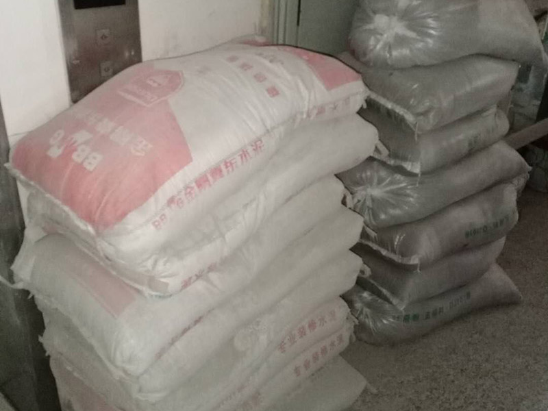 衛(wèi)生間翻新裝修：1、墻面墻面一般脫落比較的嚴重，在改造的時候要先將舊墻磚拆除，再用水泥砂漿將墻面找平，這樣做是為了便于后期瓷磚的鋪貼。2、水電線長時間的使用后，衛(wèi)生間的水電會有老化現象。這個時候需要重新排布水管電管線路。水管和電線盡量走墻面和頂面。對于水管來說這樣的安裝方式可以避免水管破裂。3、防水不管事初次裝修還是改造，防水都是很重要的施工。在做防水的時候建議用剛性防水，既能起到防水作用，又能避免墻磚空鼓。有一點要注意24小時防水使用不可省。4、貼磚在上述工程做好以后就是貼磚的施工了。衛(wèi)生間的瓷磚選擇防滑性能好，便于清潔的是上策。還有在鋪設的時候地漏處要低于整個地面。