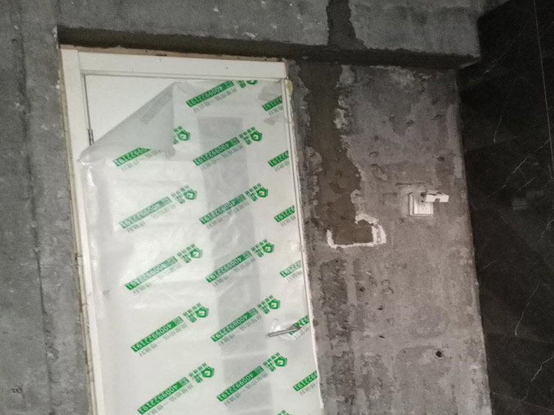 衛(wèi)生間貼瓷磚：首先進行地面清掃，不打掃干凈會翹邊、空鼓的du;放水平線然后分塊;地面要濕潤進行dao灑水;采用兩種砂漿，打砂漿的基層，一般要進行干鋪;地磚是不是出現(xiàn)了空鼓是很重要的;還要在磚底涂抹上漿;鋪貼的時候要用橡皮錘敲擊，做拉縫、表面清理，對瓷磚進行勾縫處理即可。最重要的是保護好成品，以防造成污染和損傷。